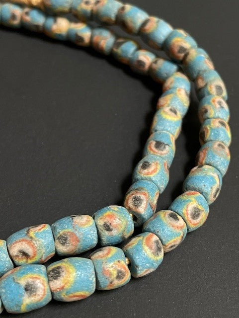 Lange vintage handelskralen ketting uit Ghana blauw stippen