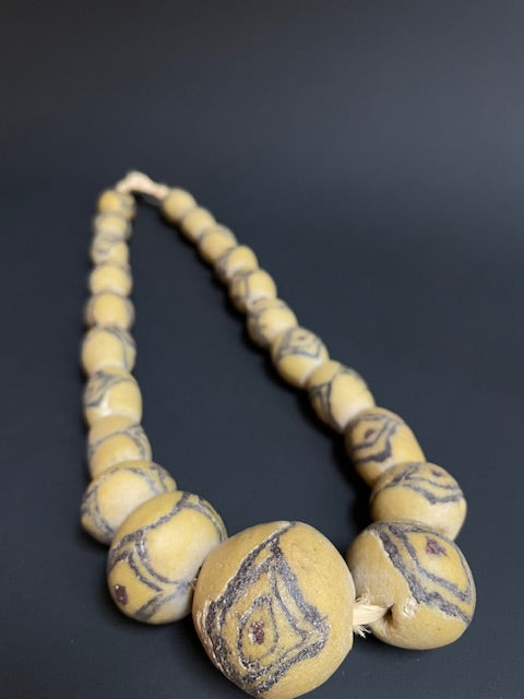 Vintage handelskralen ketting uit Ghana geel 'ogen' met bol