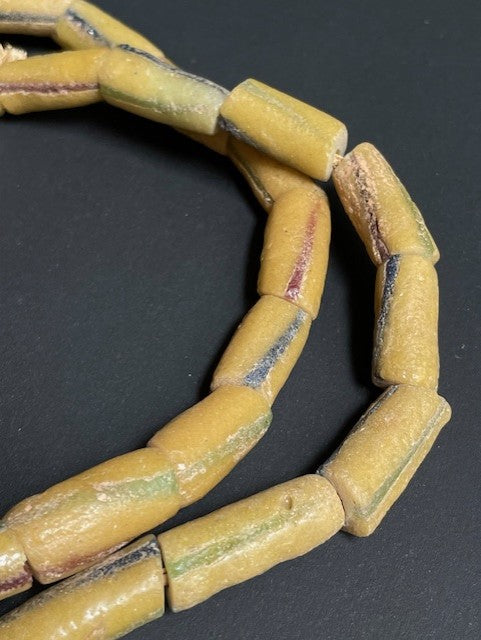 Vintage handelskralen ketting uit Ghana geel gestreept (tube)