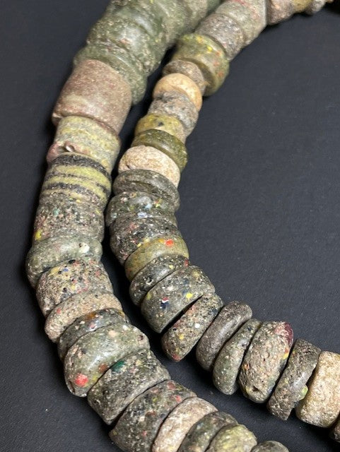 Lange vintage handelskralen ketting uit Ghana gerecyclede kralen