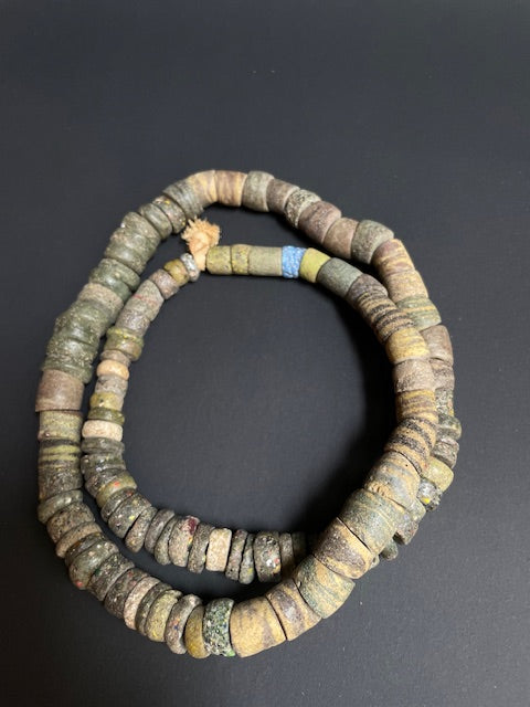 Lange vintage handelskralen ketting uit Ghana gerecyclede kralen