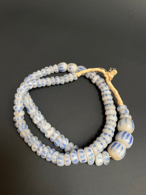 Lange vintage handelskralen ketting uit Ghana wit-blauw