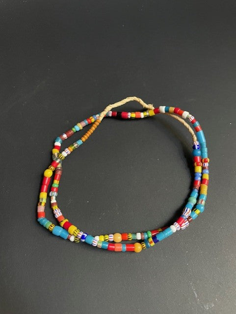 Vintage handelskralen ketting uit Ghana kleurrijk