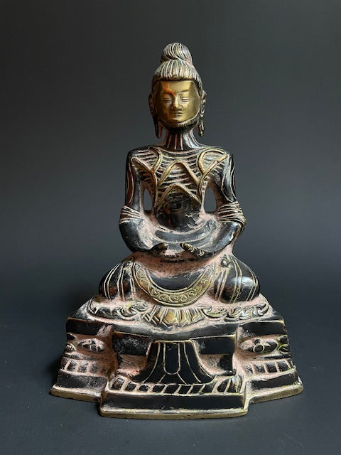 Bouddha à jeun au visage doré