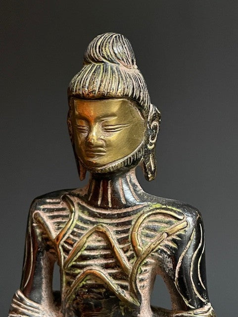 Bouddha à jeun au visage doré