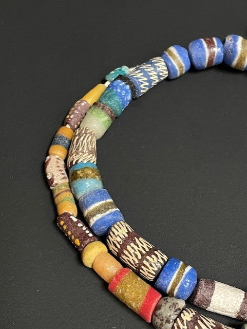 Long vintage tradebeads necklace from Ghana zigzag 