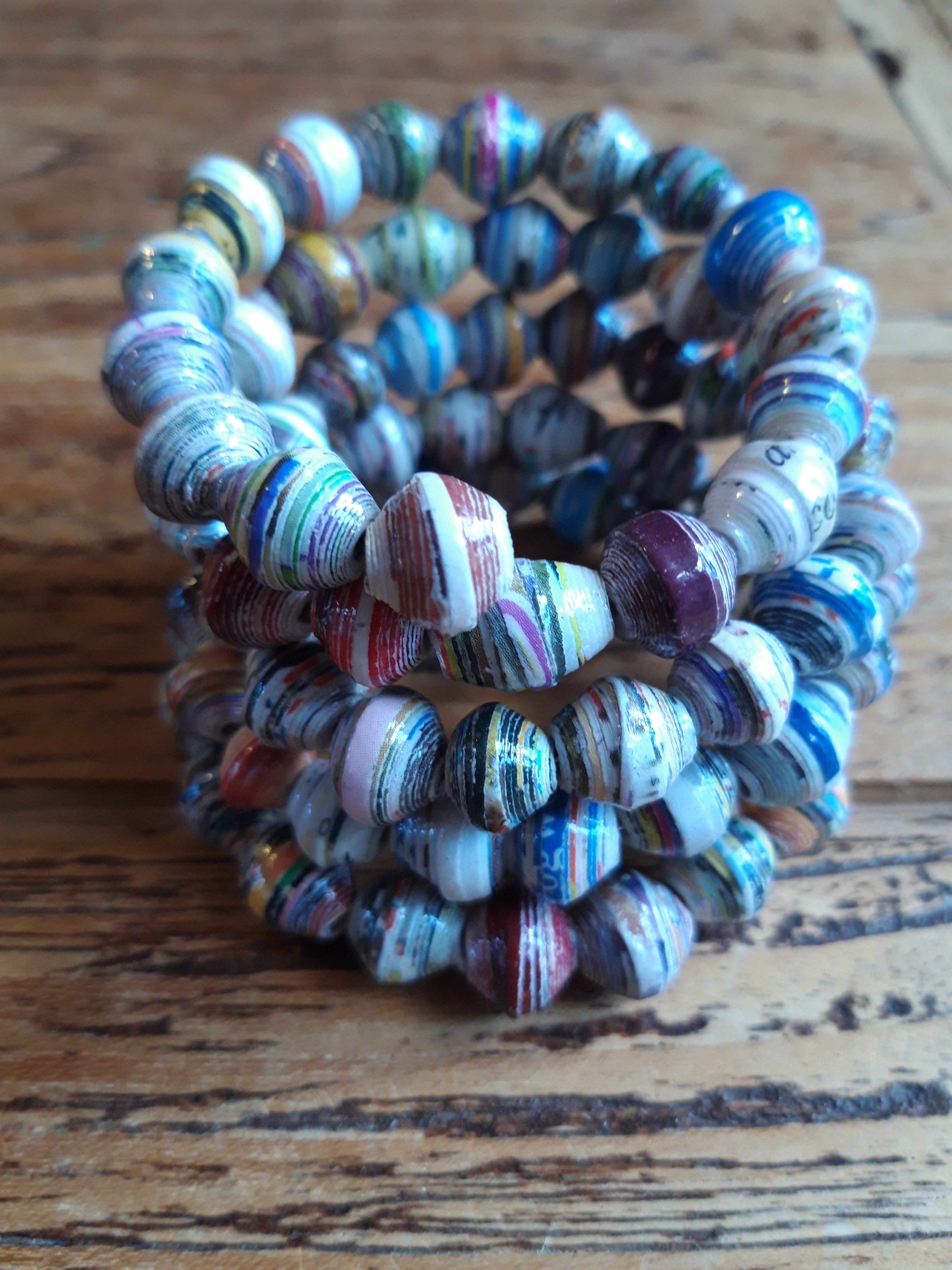 Project Cece | Bracelet made of cylindrical paper beads 